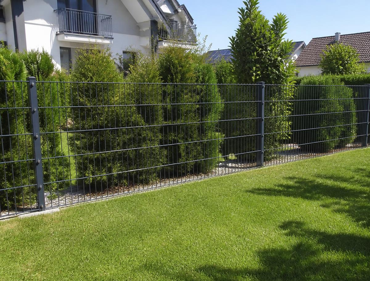 Doppelstabmattenzaun in Anthrazit rund um einen Hausgarten